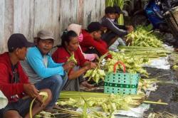 Penjualan Ketupat di Pasar Karangayu Semarang Naik Jelang Lebaran 