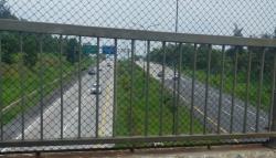 Kesal Terjebak Macet, Pemudik Dobrak Pembatas untuk Pindah ke Jalur One Way di Tol Cipali