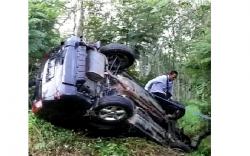 Mobil Nissan Xtrail Terguling di Pinggir Jalinsum Way Kanan 