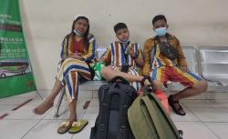 Bikin Kejutan, Satu Keluarga Ini Pakai Kostum Khusus untuk Mudik