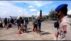  Petugas Gabungan Periksa Pemudik dan Barang Bawaan di Pelabuhan Kendal, Ada Apa?