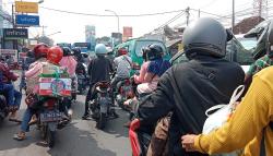 H-1 Lebaran, Jalan Arteri Bandung Masih Dipenuhi Pemudik Lokal <