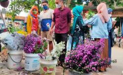  Tradisi Pasar Kembang Jelang Lebaran, Ratusan Warga Kendal Berburu Aneka Bunga