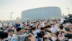 Momen Anies Diteriaki Presiden usai Salat Id di JIS dan Jadi Rebutan Foto Bersama<