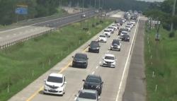 Tol Cipali Kembali Dipadati Pemudik, Kendaraan Melaju Rapat Tak Terputus<
