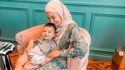 Gaya Kompak Zaskia Sungkar dan Buah Hati Rayakan Lebaran, Netizen: Gemas!