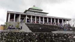 Lebaran Hari Kedua, Masyarakat Muna Ramai Kunjungi Wisata Religi Masjid Tua