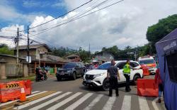 Maksa Terobos One Way di Jalur Puncak Bogor, Pengendara Mobil Adu Mulut dengan Polisi