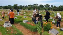Hari Kedua Lebaran, Peziarah Padati TPU Khusus Covid-19 di Rorotan