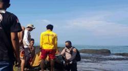 Asyik Selfie, Wisatawan asal Bandung Tersapu Ombak Pantai Karanghawu Sukabumi<