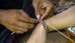 Membuat Kerajinan Gelang Simpai Khas Dayak Meratus