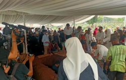 Jenazah Mieke Wijaya Tiba di Tempat Peristirahatan Terakhir, Begini Suasana di Pemakaman TPU Tanah Kusir