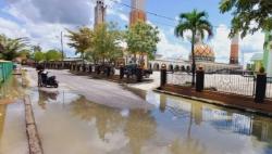 Warga Bulungan Lebaran di Tengah Banjir akibat Luapan Sungai Kayan