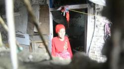 Kisah Pilu Emak Esih Warga Cigondewah Kaler Bandung, Hidup Sendiri di Gubuk Reyot<
