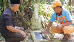 Unik, Nisan Berbentuk Gitar Ini Ada di Makam Seniman Dangdut Kondang<
