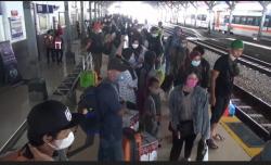  Arus Balik Lebaran, Ribuan Pemudik Padati Stasiun Tegal