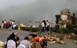 Gegara Bule Telanjang, Desa Adat Gelar Upacara Mecaru di Gunung Batur