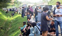 Gagal Liburan ke Puncak, Wisatawan hanyak Duduk di Pinggir Jalan akibat Macet