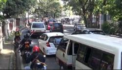 Libur Lebaran, Ribuan Kendaraan Terjebak Macet di Jalur Wisata Lembang KBB<