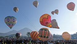 Warna-warni Balon Raksasa Hiasi Langit Wonosobo