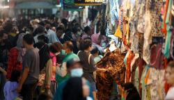Suasana Pasar Beringharjo Yogyakarta Buka hingga Malam Hari