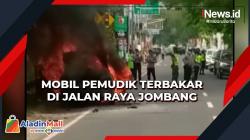 Mobil Pemudik Terbakar di Jalan Raya Jombang