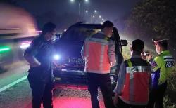 Nekat Seberangi Tol Merak, Pemuda Ini Terkapar Ditabrak Mobil