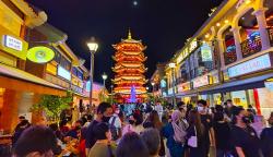 Suasana Pantjoran Chinatown PIK Diserbu Pengunjung