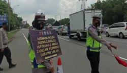 Cerita Polwan Karawang saat Pengamanan Lebaran, Ukur Kesabaran di Musim Mudik<