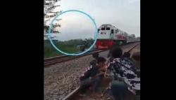 Selfie Berujung Maut, Mahasiswa Tewas Tersambar KA  di Perbatasan Purwakarta