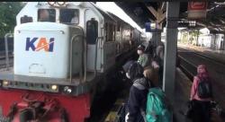 Puncak Arus Balik, Ribuan Pemudik Tujuan Jakarta dan Jabar Padati Stasiun Tegal