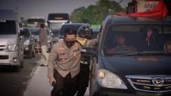 Heroik, Kapolres Karawang Dorong Mobil Pemudik yang Mogok di Tol Japek<