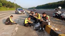 Momen Polisi Sarapan di Tol Cipali sebelum Tugas Amankan Mudik dan Arus Balik Lebaran