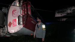 Rem Blong di Turunan RM Nikmat Sukabumi, Tangki BBM Tabrak Tiang Listrik lalu Masuk Kolam<