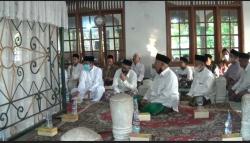  Tradisi Syawalan, Ribuan Warga Ziarah Makam Wali dan Ulama di Bukit Jabal Kendal