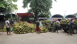 Suasana Aktivitas Pedagang di Pasar Induk Kramat Jati Kembali Normal
