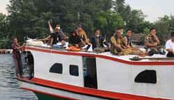 Potret ASN Naik Perahu Berangkat Kerja Hari Pertama usai Libur Lebaran