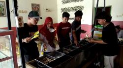  Uniknya Warung Bakso Pak Kades di Kendal, Pembeli Bebas Pilih dan Mengambil Sendiri