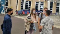 Bule Rusia Foto Telanjang di Pohon Sakral Diusir dari Bali Bareng Suami