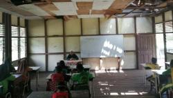 Atap Sekolah Bolong, Baju Siswa Basah Keringat dan Kehujanan saat Belajar