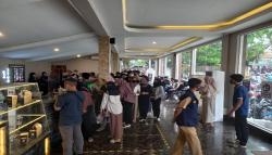 Calon Penonton Film KKN di Desa Penari Antre Tiket di Sukabumi, Pengelola Ditegur