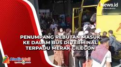 Penumpang Rebutan Masuk ke Dalam Bus di Terminal Terpadu Merak Cilegon