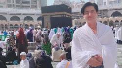 Meninggalkan Narkotika dan Jadi Mualaf, Roger Danuarta Ngaku Merasakan Kedamaian saat Ibadah