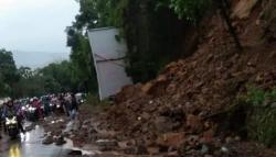 Tebing Longsor Usai Diguyur Hujan Deras, Jalan Raya Bandung-Garut Nyaris Terputus<