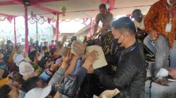 Ngalap Berkah, Ribuan Warga Pekalongan Berebut Lopis Raksasa 