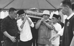 Viral Kisah Anak Bupati Ditinggal Meninggal Istri usai Melahirkan, Netizen Nangis Berjemaah