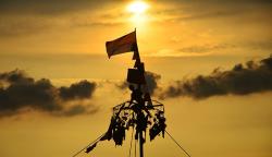 Lomba Panjat Pinang Meriahkan Lebaran Ketupat di Jepara