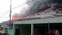 Bangunan Milik TNI di Cimahi Terbakar Hebat, Penghuni Berhamburan Keluar<