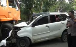Travel Tabrak Truk di Palembang, Pemudik Terjepit Badan Mobil<