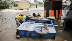 Gerobak Pedagang Berjatuhan hingga Motor Mogok akibat Banjir di Periuk Tangerang